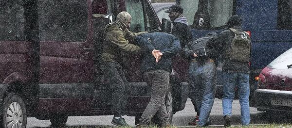 Сотрудники правоохранительных органов задерживают участников несанкционированной акции протеста Марш соседей в Минске  - 俄羅斯衛星通訊社