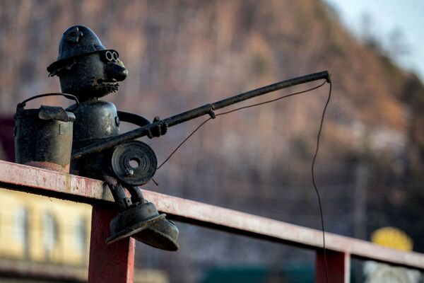 貝加爾湖岸邊的垂釣雕塑 - 俄羅斯衛星通訊社
