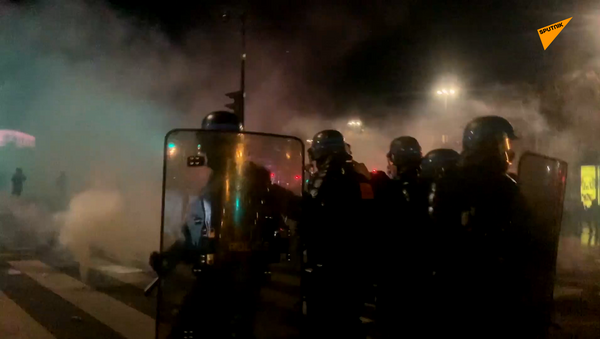 巴黎火光冲天：抗议行动升级为骚乱 - 俄罗斯卫星通讯社