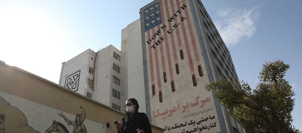 Женщина на фоне антиамериканского билдборда в Тегеране. 8 ноября 2020 - 俄罗斯卫星通讯社