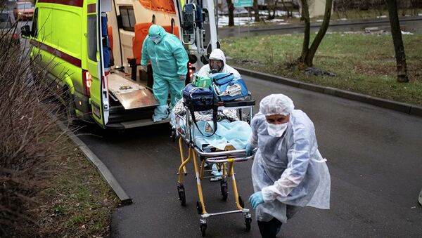 Медицинские работники доставляют пациента из машины скорой помощи в приемное отделение госпиталя COVID-19 в городской клинической больнице № 52 в Москве - 俄罗斯卫星通讯社