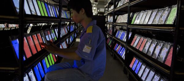 Рабочий тестирует экраны на заводе Alco Electronics в Китае - 俄羅斯衛星通訊社