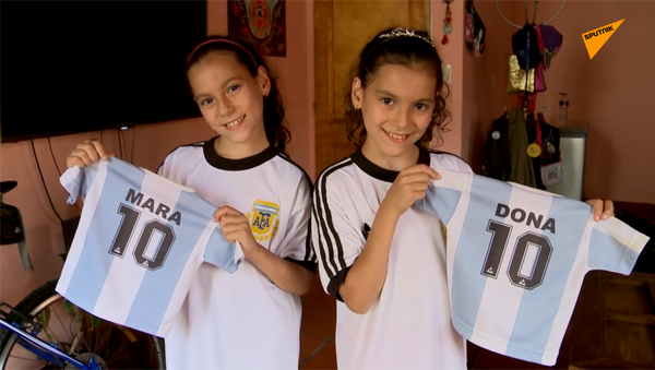 为致敬球王 阿根廷男子为双胞胎女儿取名Mara和Dona - 俄罗斯卫星通讯社