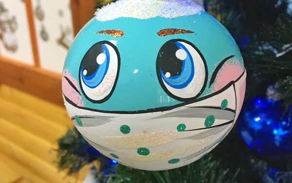 俄克拉斯諾亞爾斯克工廠推出“戴口罩的聖誕球” - 俄羅斯衛星通訊社