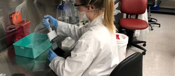 Сотрудник в лабораториях Pfizer в Нью-Йорке - 俄羅斯衛星通訊社