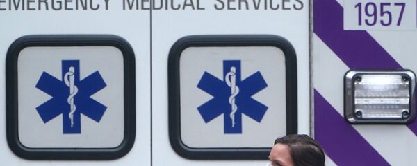 A health care professional walks past an ambulance during the coronavirus disease (COVID-19) pandemic in the Manhattan borough of New York City, New York, U.S., November 13, 2020 - 俄罗斯卫星通讯社