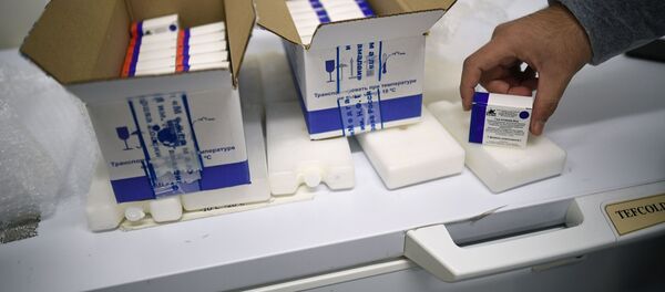 Сотрудники упаковывают вакцину Гам-КОВИД-Вак (торговая марка Спутник V) для отправки в Сербию в Национальном центре эпидемиологии и микробиологии имени Н. Гамалеи в Москве.  - 俄罗斯卫星通讯社