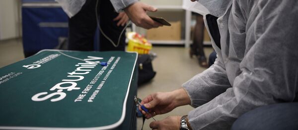 Сотрудники опечатывают контейнер с вакциной Sputnik V от COVID-19 для отправки в Сербию в Национальном центре эпидемиологии и микробиологии имени Н. Гамалеи в Москве. - 俄罗斯卫星通讯社