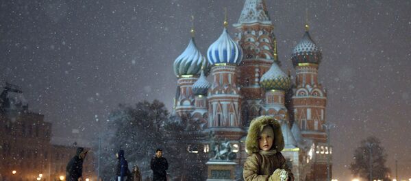 Прохожие во время снегопада на Красной площади в Москве Прохожие во время снегопада на Красной площади в Москве - 俄罗斯卫星通讯社
