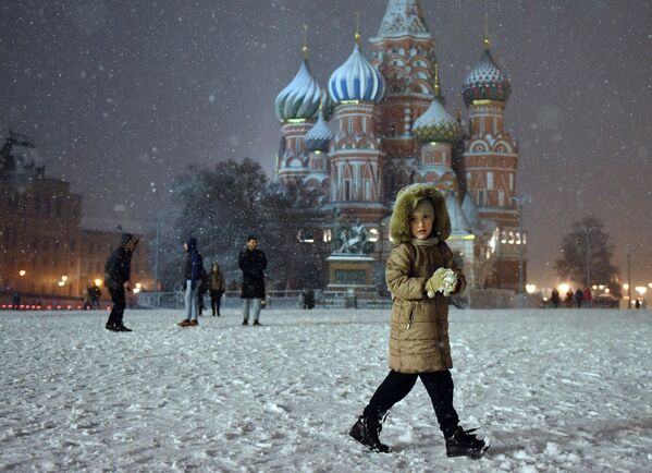 Прохожие во время снегопада на Красной площади в Москве - 俄羅斯衛星通訊社