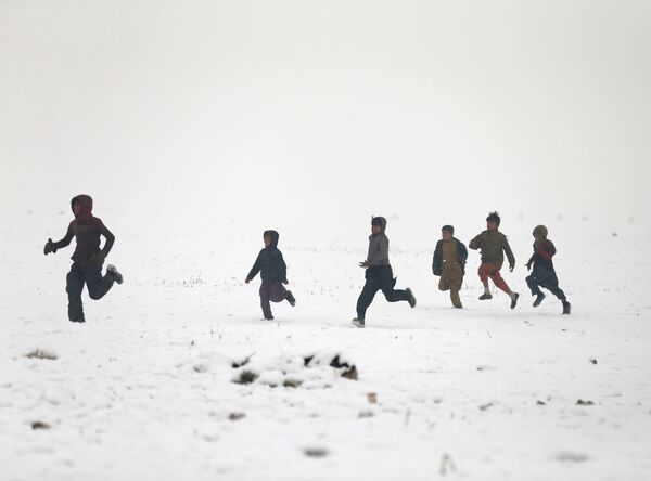 Афганские мальчики играют во время снегопада в Кабуле - 俄罗斯卫星通讯社