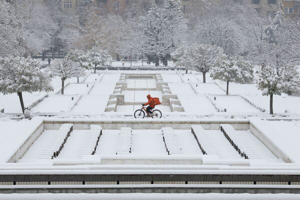 Мужчина на велосипеде во время снегопада в Софии, Болгария - 俄罗斯卫星通讯社