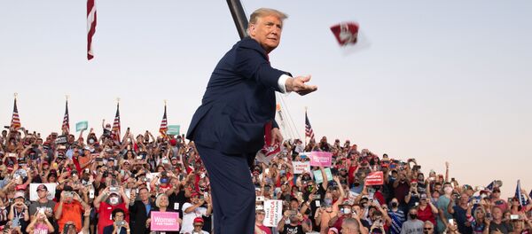 Президент США Дональд Трамп бросает маски своим сторонникам на на митинге Сделаем Америку снова великой  - 俄羅斯衛星通訊社