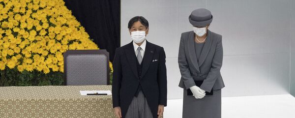 Японский император Нарухито и императрица Масако в масках на поминальной службе по случаю 75-й годовщины капитуляции Японии во Второй мировой войне Японский император Нарухито и императрица Масако в масках на поминальной службе по случаю 75-й годовщины капитуляции Японии во Второй мировой войне - 俄罗斯卫星通讯社