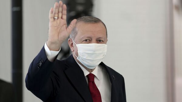 Президент Турции Реджеп Тайип Эрдоган в защитной медицинской маске в одном из госпиталей Стамбула - 俄罗斯卫星通讯社