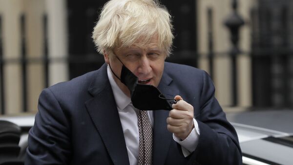 Премьер-министр Великобритании Борис Джонсон снимает маску - 俄罗斯卫星通讯社