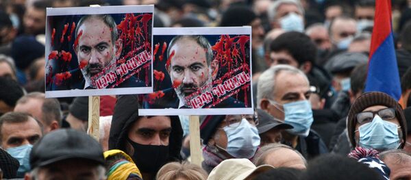 People hold posters of Armenia's Prime Minister Nikol Pashinyan - 俄羅斯衛星通訊社
