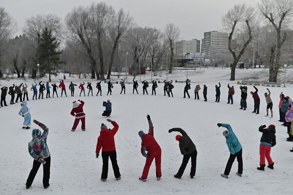 民众在结冰的额尔齐斯河岸边锻炼。 - 俄罗斯卫星通讯社