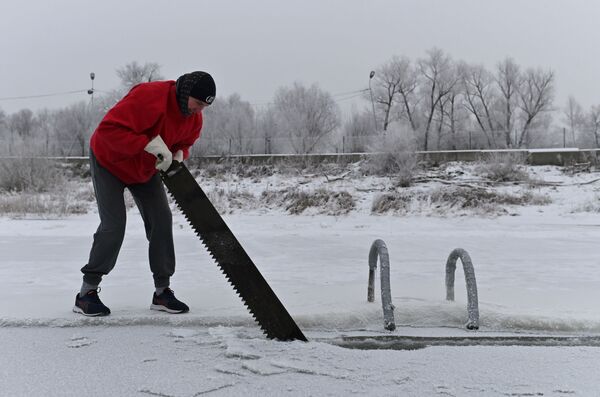 一名男子在结冰的额尔齐斯河上凿冰。 - 俄罗斯卫星通讯社
