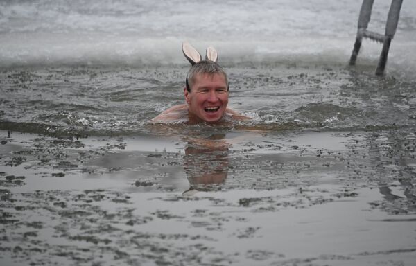 一名男子在冰冷的额尔齐斯河水中游泳。 - 俄罗斯卫星通讯社