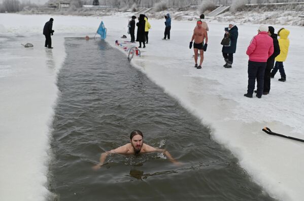 俄罗斯鄂木斯克冬泳季开幕当天，当地民众在冬泳。 - 俄罗斯卫星通讯社