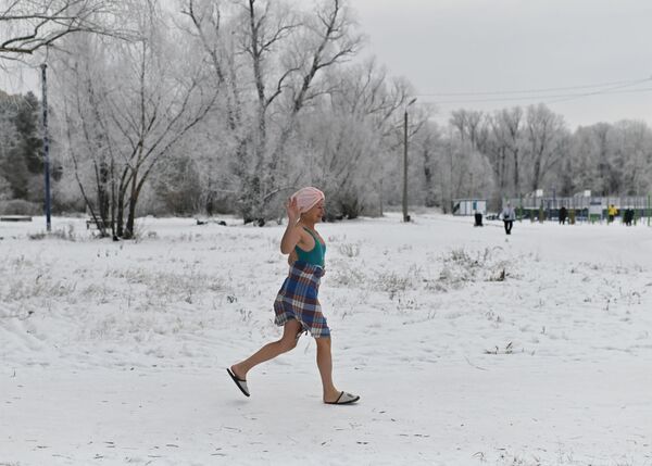 俄罗斯鄂木斯克冬泳季开幕当天的一名女子。 - 俄罗斯卫星通讯社