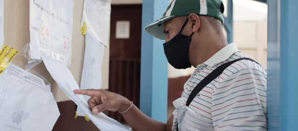  Мужчина в медицинской маске на избирательном участке во время голосования на выборах в Нацассамблею (однопалатный парламент) в Венесуэле. - 俄羅斯衛星通訊社