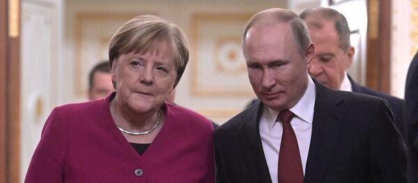 Президент РФ Владимир Путин и федеральный канцлер Германии Ангела Меркель перед совместной пресс-конференцией по итогам встречи.  - 俄羅斯衛星通訊社