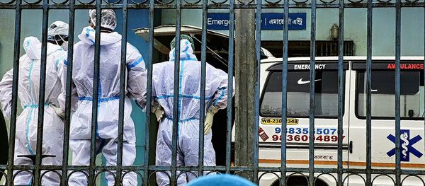 Медики у автомобиля скорой помощи в Индии - 俄罗斯卫星通讯社