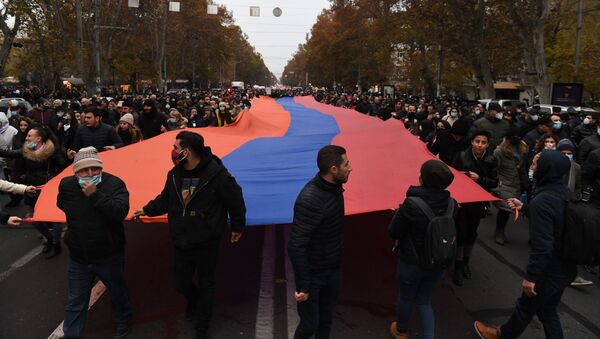 Участники митинга оппозиции с требованием отставки премьер-министра Армении Никола Пашиняна в Ереване.  - 俄罗斯卫星通讯社