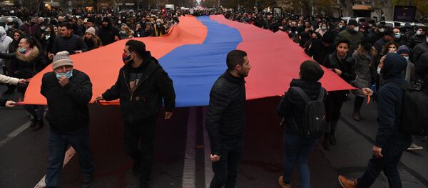 Участники митинга оппозиции с требованием отставки премьер-министра Армении Никола Пашиняна в Ереване.  - 俄羅斯衛星通訊社