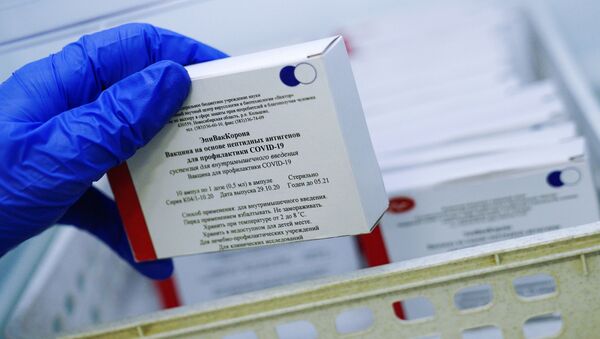 Медработник демонстрирует вакцину ЭпиВакКорона в процедурном кабинете в Калининграде.  - 俄羅斯衛星通訊社