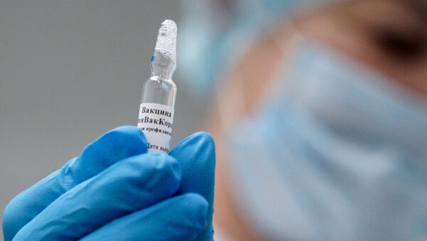 Медсестра демонстрирует ампулу с вакциной ЭпиВакКорона в процедурном кабинете в Калининграде.  - 俄罗斯卫星通讯社