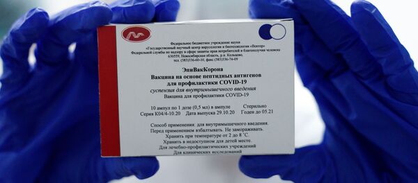 Медработник демонстрирует вакцину ЭпиВакКорона в процедурном кабинете в Калининграде.  - 俄罗斯卫星通讯社