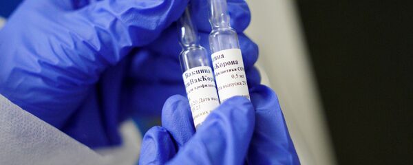 Медсестра демонстрирует ампулы с вакциной ЭпиВакКорона в процедурном кабинете в Калининграде.  - 俄罗斯卫星通讯社