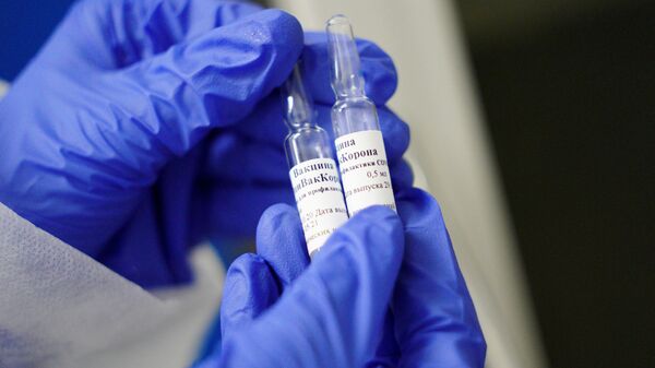Медсестра демонстрирует ампулы с вакциной ЭпиВакКорона в процедурном кабинете в Калининграде.  - 俄罗斯卫星通讯社