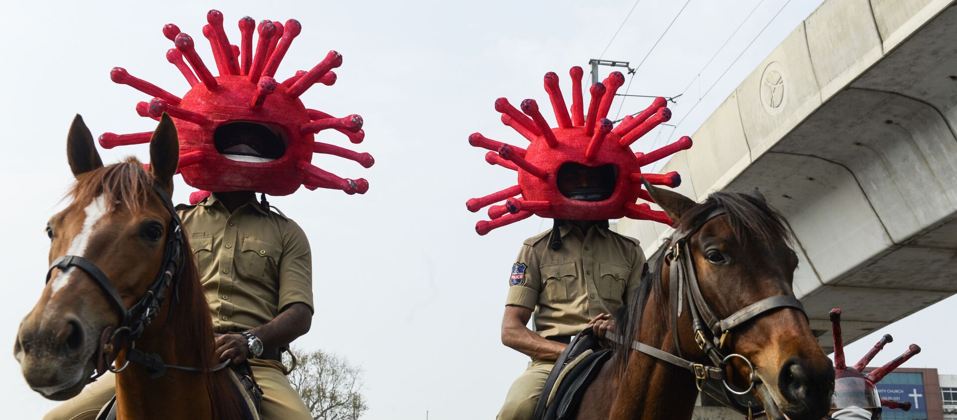 Индийские полицейские в шлемах в форме модели коронавируса во время локдауна в Секундерабаде - 俄羅斯衛星通訊社, 1920, 08.01.2021