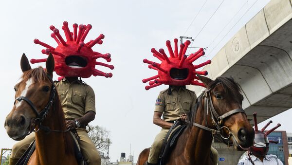 Индийские полицейские в шлемах в форме модели коронавируса во время локдауна в Секундерабаде - 俄羅斯衛星通訊社