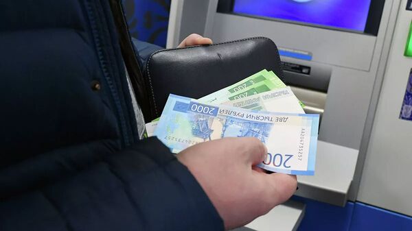 Женщина снимает деньги в банкомате - 俄罗斯卫星通讯社