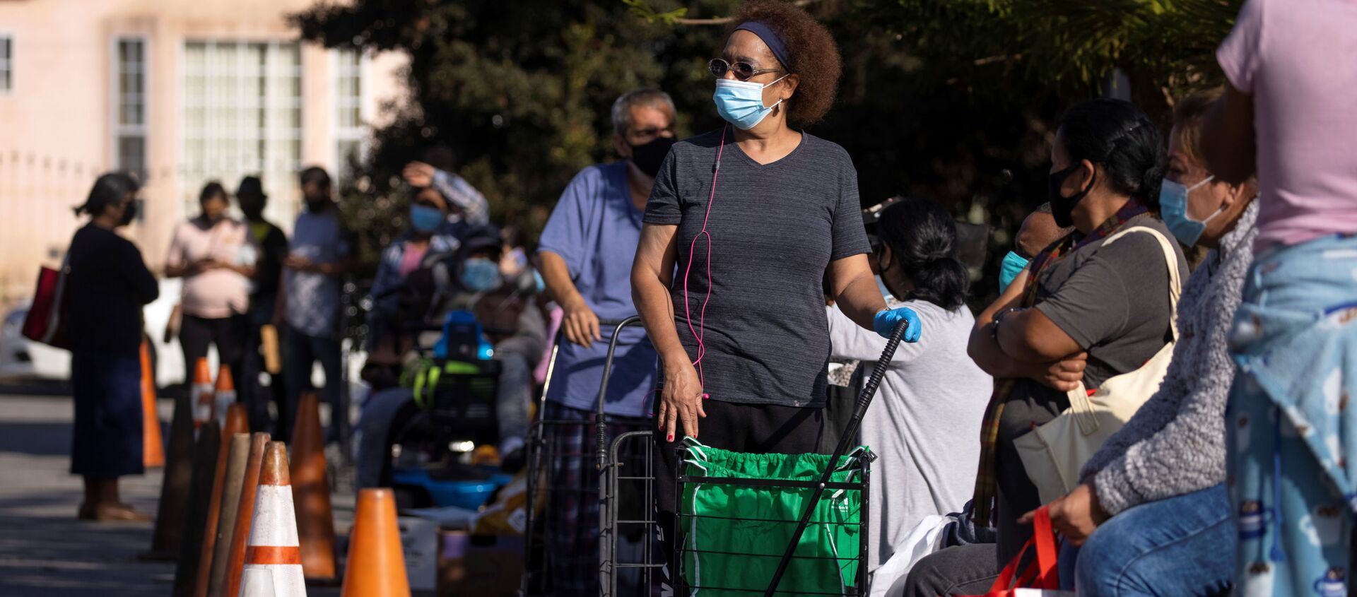 People wait in line as the Los Angeles Regional Food Bank distributes food outside a church during the outbreak of the coronavirus disease (COVID-19) in Los Angeles, California, U.S., November 19, 2020.  - 俄罗斯卫星通讯社, 1920, 20.07.2021