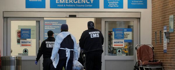 A patient arrives outside Maimonides Medical Center, as the spread of the coronavirus disease (COVID-19) continues, in Brooklyn, New York, U.S., November 17, 2020. - 俄羅斯衛星通訊社