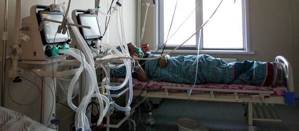 Пациент в отделении реанимации и интенсивной терапии в госпитале для лечения пациентов с внебольничной пневмонией в городе Шелехов в Иркутской области.  - 俄羅斯衛星通訊社
