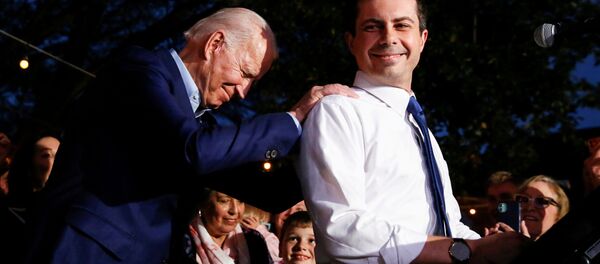 Кандидат в президенты США Джо Байден и Пит Буттиджич в Далласе, Техас - 俄羅斯衛星通訊社