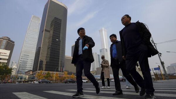 Люди на фоне центрального делового района Пекина - 俄罗斯卫星通讯社