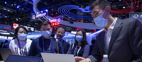 Люди у стенда компании Huawei на выставке PT Expo в Пекине Люди у стенда компании Huawei на выставке PT Expo в Пекине - 俄羅斯衛星通訊社