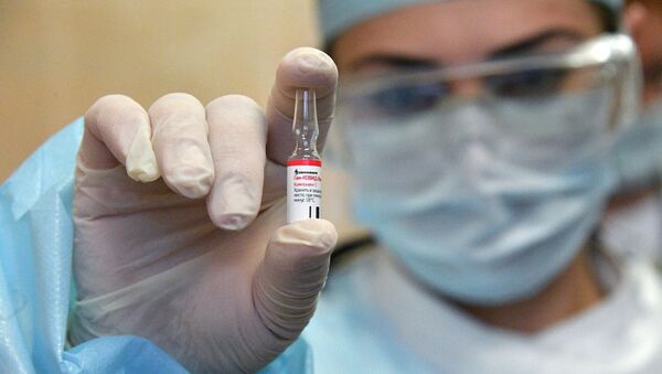 Медицинский работник минской поликлиники проводит вакцинацию добровольцев от COVID-19 российским препаратом Спутник V - 俄羅斯衛星通訊社