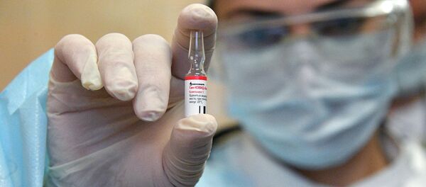 Медицинский работник минской поликлиники проводит вакцинацию добровольцев от COVID-19 российским препаратом Спутник V - 俄罗斯卫星通讯社