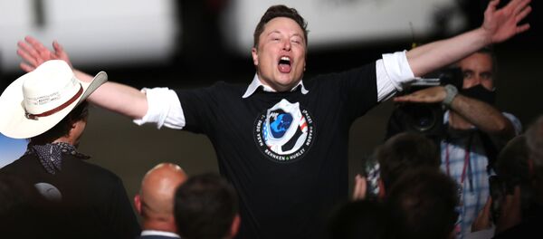 Илон Маск празднует успешный запуск ракеты SpaceX Falcon 9 с космическим кораблем Crew Dragon в Космическом центре Кеннеди - 俄罗斯卫星通讯社