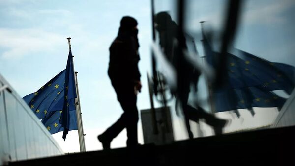 Прохожий возле штаб-квартиры Европейской комиссии в Брюсселе - 俄羅斯衛星通訊社