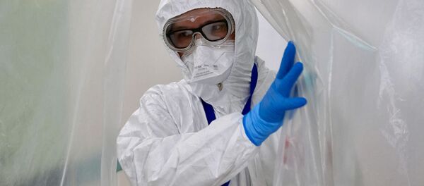 Врач в красной зоне госпиталя COVID-19 в больнице Святого Георгия в Санкт-Петербурге.  - 俄罗斯卫星通讯社